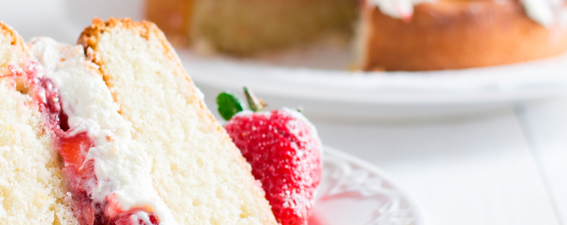 Sponge cake with strawberries